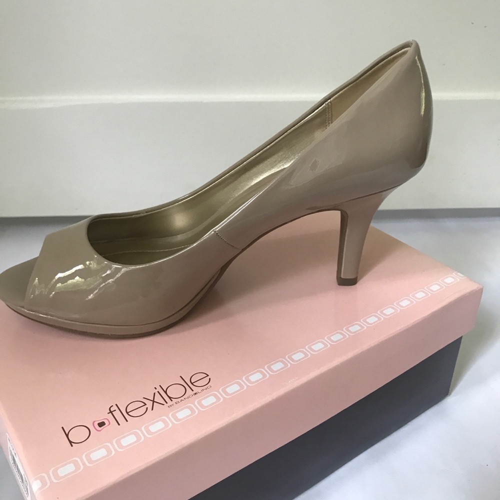 NWT Bandolino nude peep toe pumps